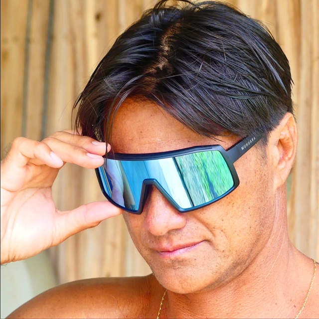 Ambassadeur de Mundaka à Tahiti, @hirateriinatoofa met nos lunettes à l’épreuve chaque jour dans les conditions les plus intenses : soleil tropical, pluie, sel, action. Style, protection et performance — il incarne parfaitement l’esprit Mundaka. Mauruuru Hira ! 🤙🌊 📸 @kenadas #mundakaoptic #tahiti #waterman